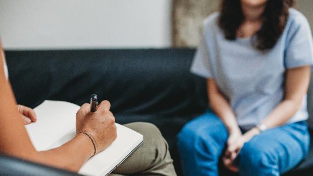 Comentarista de Matutino 91 FM llama a normalizar terapias y temas de salud mental