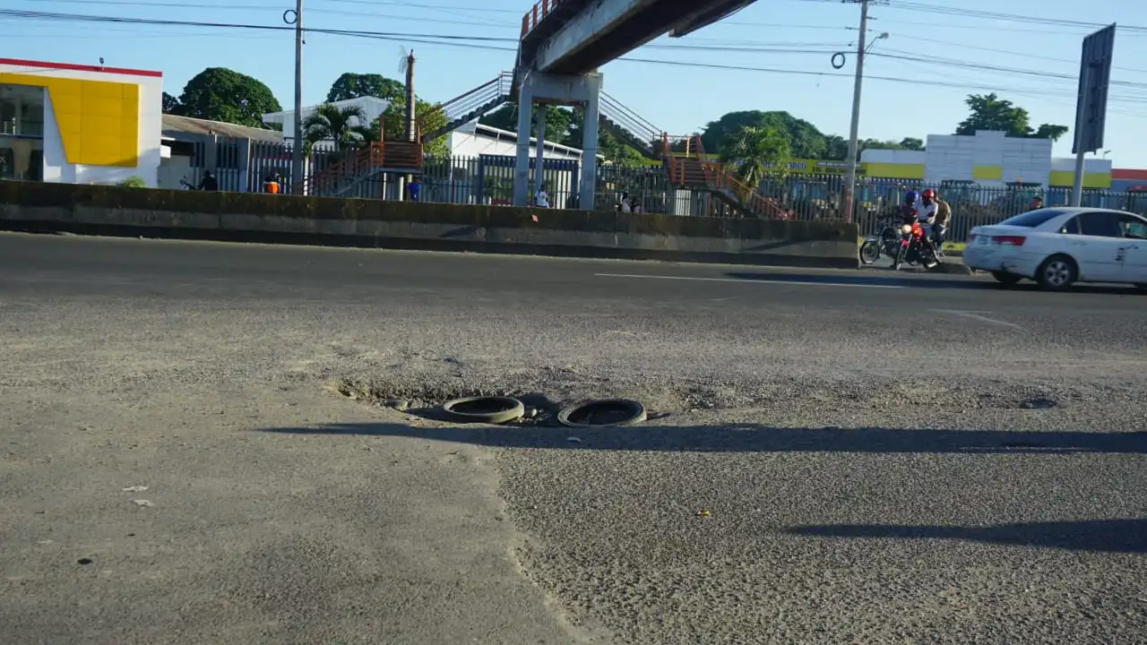 Oyente demanda reparar entrada de Haina que está llena de hoyos
