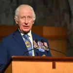 Rey Carlos III  ingiere un narcótico antes de ser nombrado "gran jefe" samoano