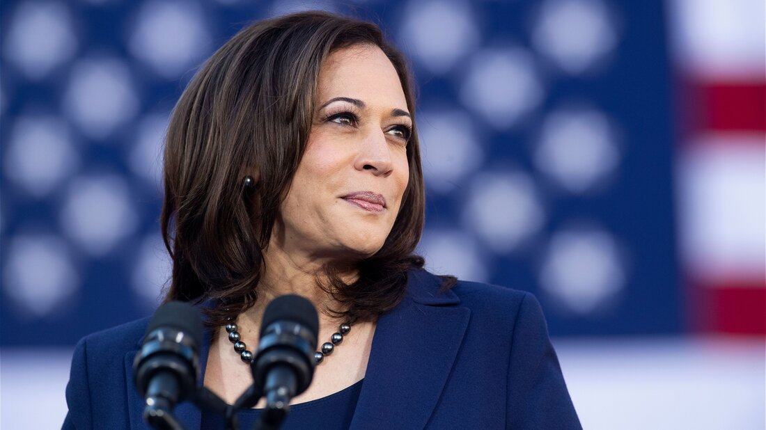 Harris hace aparición inesperada en la sede demócrata para alentar por llamada telefónica a votantes