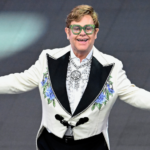 Elton John revela que no puede asistir a su nuevo musical debido a la pérdida de "visión"
