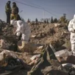 Rescatistas sirios encuentran cuerpos y restos óseos cerca de Damasco