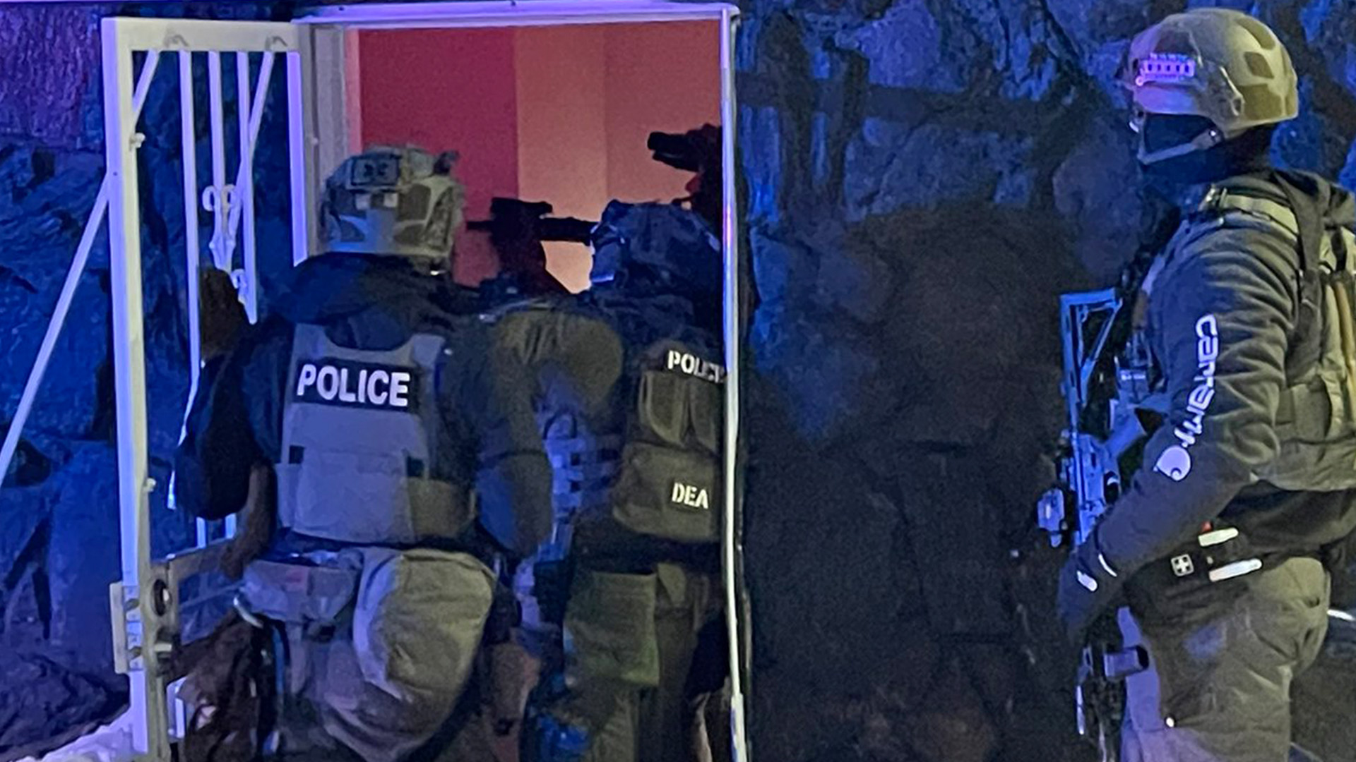 Agentes de la DEA y el ICE arrestaron a casi 50 miembros del Tren de Aragua en un club clandestino