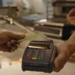 El 88% del consumo con tarjetas bancarias se concentra en servicios, supermercados y tiendas minoristas, revela la ABA