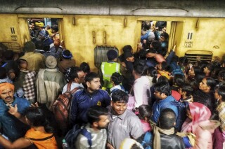Estampida en estación de tren en Nueva Delhi deja al menos 15 muertos
