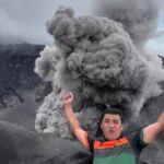 Influencer sorprende a seguidores posando frente a volcán en erupción en Indonesia