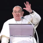 El papa Francisco sigue mejorando, pero su participación en Semana Santa sigue en duda