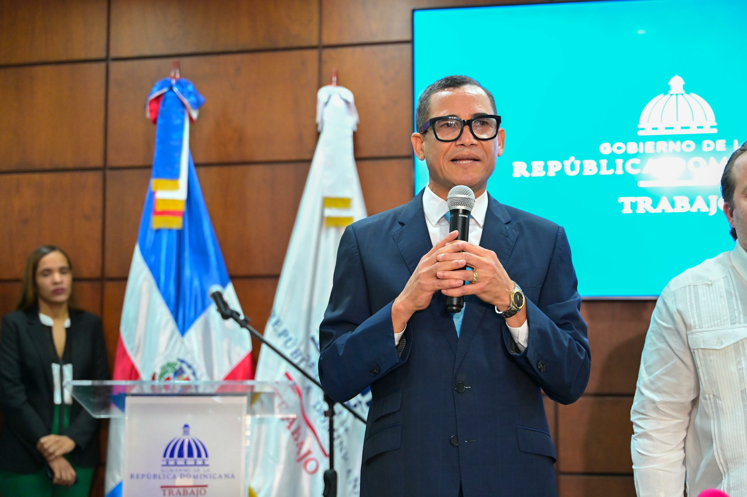 Ministro de Trabajo aborda posible aumento salarial no presupuestado para empleados públicos