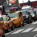 NY instalaría cámaras para identificar y sancionar conductores que estacionen en doble fila