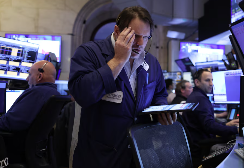 Wall Street abrió la última jornada de una semana de alta volatilidad y tras los nuevos aranceles de China a EEUU