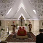 Cómo Francisco cambió los funerales de los papas y por qué dejarán de ser "como los de un emperador romano"
