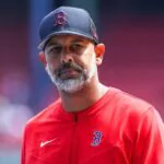 Álex Cora critica la falta de reconocimiento latino hacia Jackie Robinson