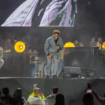 Robert Green abraza hermano de Rubby Pérez durante concierto; lanza mensaje de fe a RD
