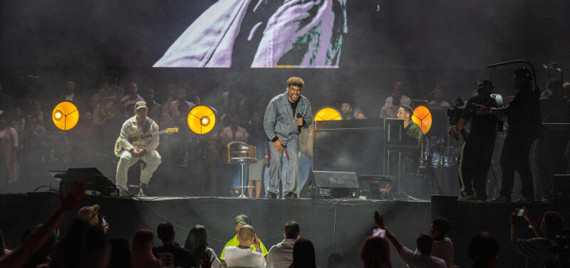 Robert Green abraza hermano de Rubby Pérez durante concierto; lanza mensaje de fe a RD
