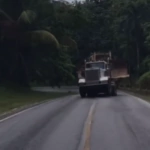 ¡Impactante!: Patana pierde los frenos y se devuelve en plena subida en autopista de Samaná
