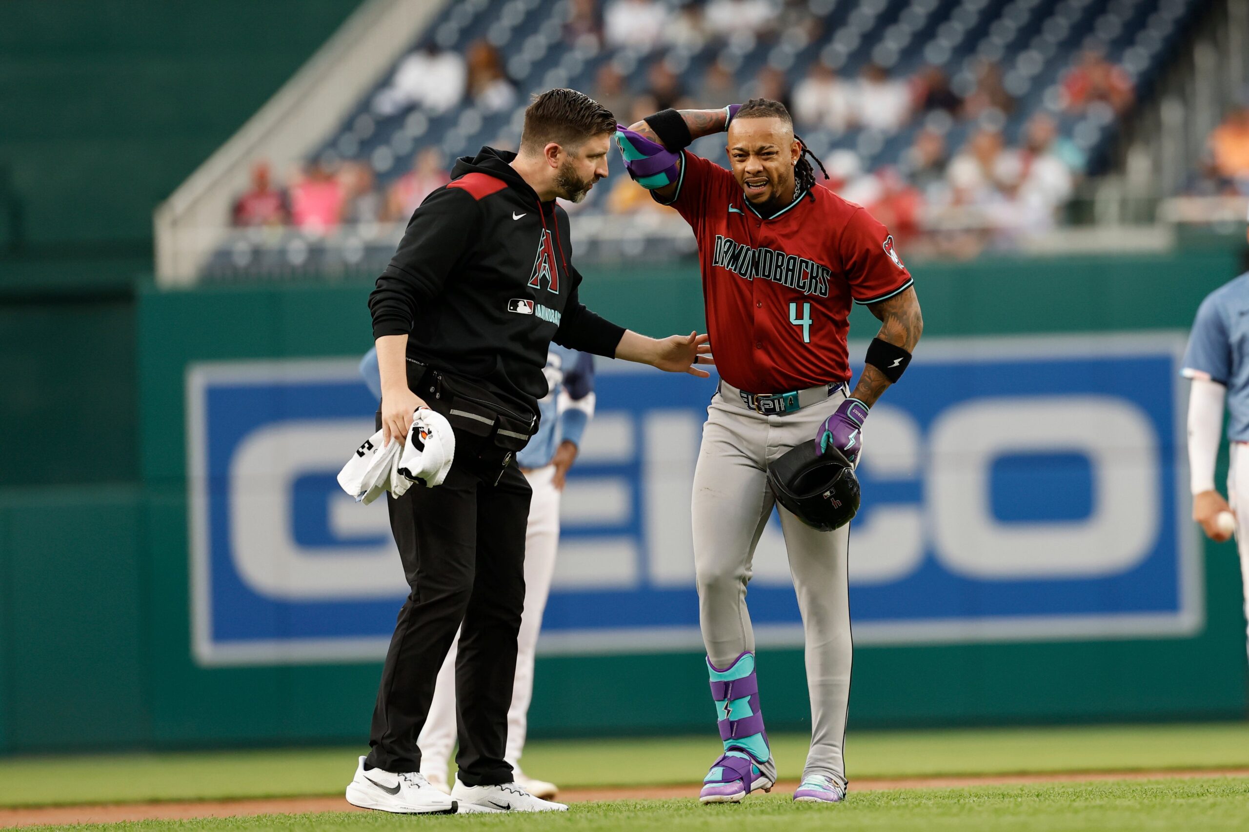 Ketel Marte se retira del juego tras sufrir molestia en la pierna al correr las bases