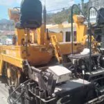 Residentes de Peralta de Azua se oponen al retiro de equipos de asfaltado