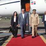Presidente Luis Abinader regresa al país tras asistir al funeral del papa Francisco