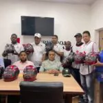Interior y Policía entrega cascos a voluntarios de Cruz Roja para reforzar seguridad en Semana Santa