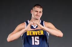 Nikola Jokic, tercer jugador en la NBA en promediar un triple doble en una temporada