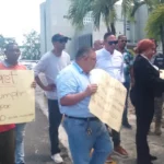 Comerciantes de Los Alcarrizos se movilizan ante la OPRET exigiendo compensación por desalojos