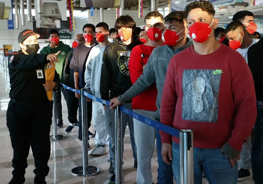 Al menos 200 venezolanos deportados por EE.UU. retornan a su país en el segundo vuelo del día