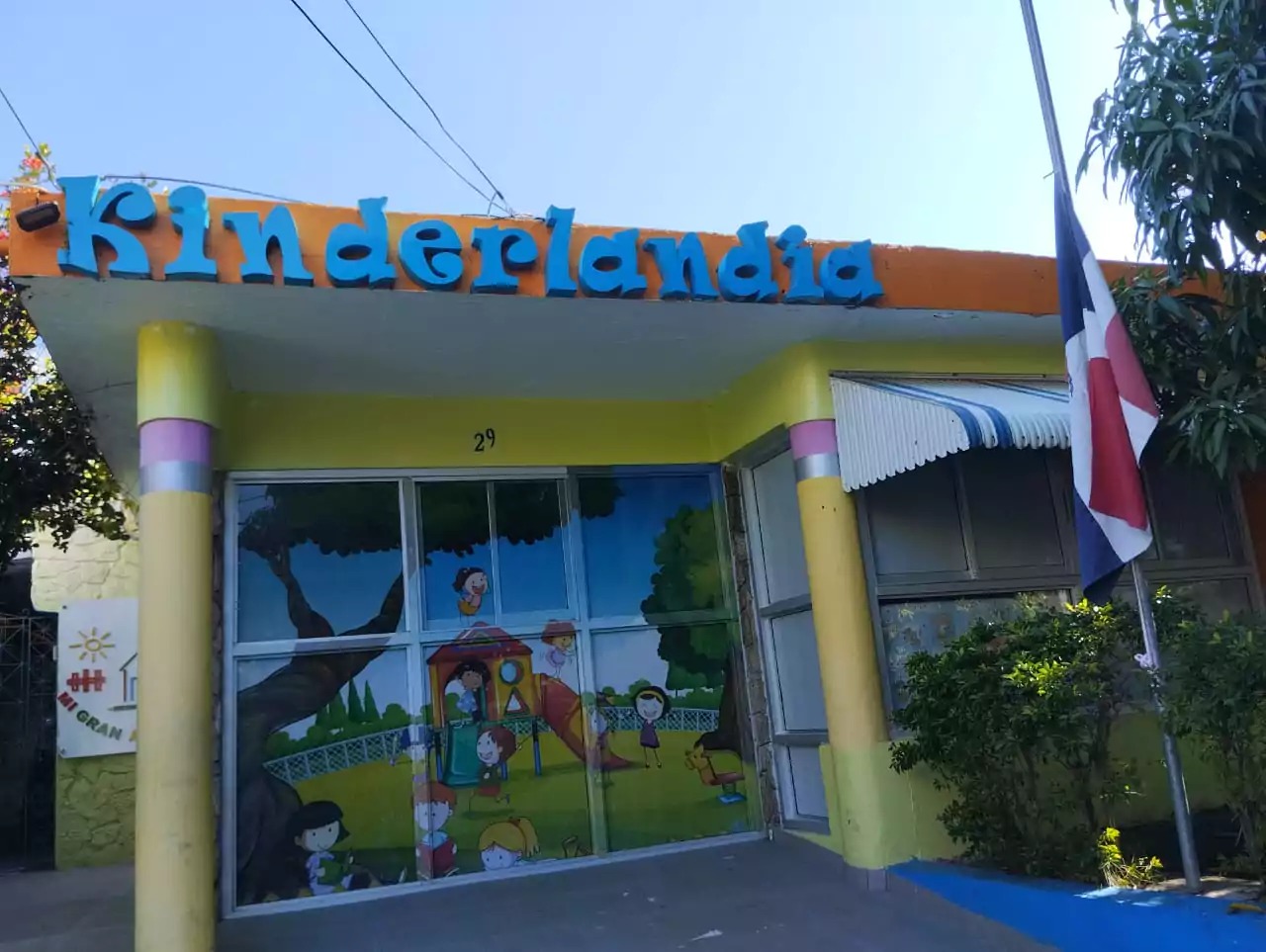 Autoridades investigan incidente donde murió una niña tras caerle una pared encima en guardería de Santiago