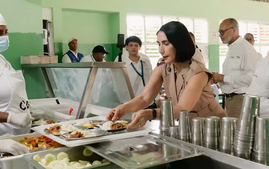 Primera dama comparte almuerzo con estudiantes y resalta logros del programa de alimentación escolar