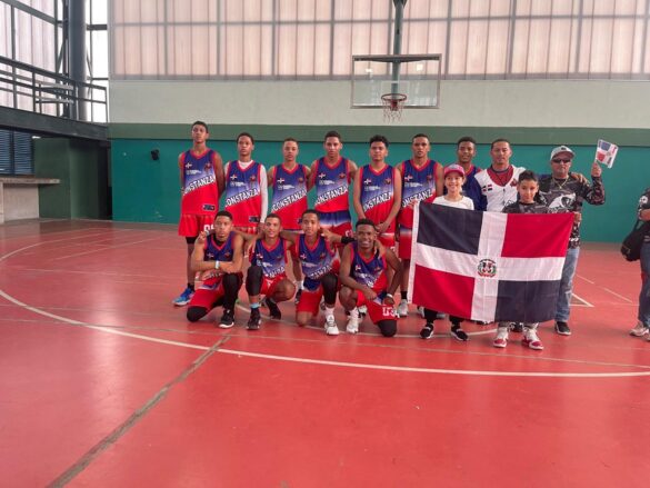 Orgullo dominicano: Constanza compite en la liga de baloncesto de Colombia
