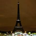La torre Eiffel se apaga en señal de duelo por el papa Francisco