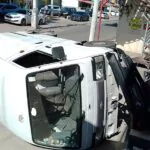 Accidente en Santiago: jeepeta atropella empleado del ayuntamiento y choca varios vehículos