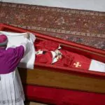Francisco será sepultado con sus zapatos usados y en un féretro que lleva su escudo