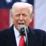 Trump celebra con su gabinete sus primeros 100 días y culpa a Biden del «caos» económico