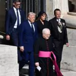Critican a Trump en funeral del Papa Francisco por ir vestido de azul y masticar chicle