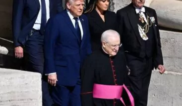 Critican a Trump en funeral del Papa Francisco por ir vestido de azul y masticar chicle