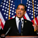 Adriano Espaillat se enfrenta a la posibilidad de ser suspendido por 10 años o expulsado del Partido Demócrata
