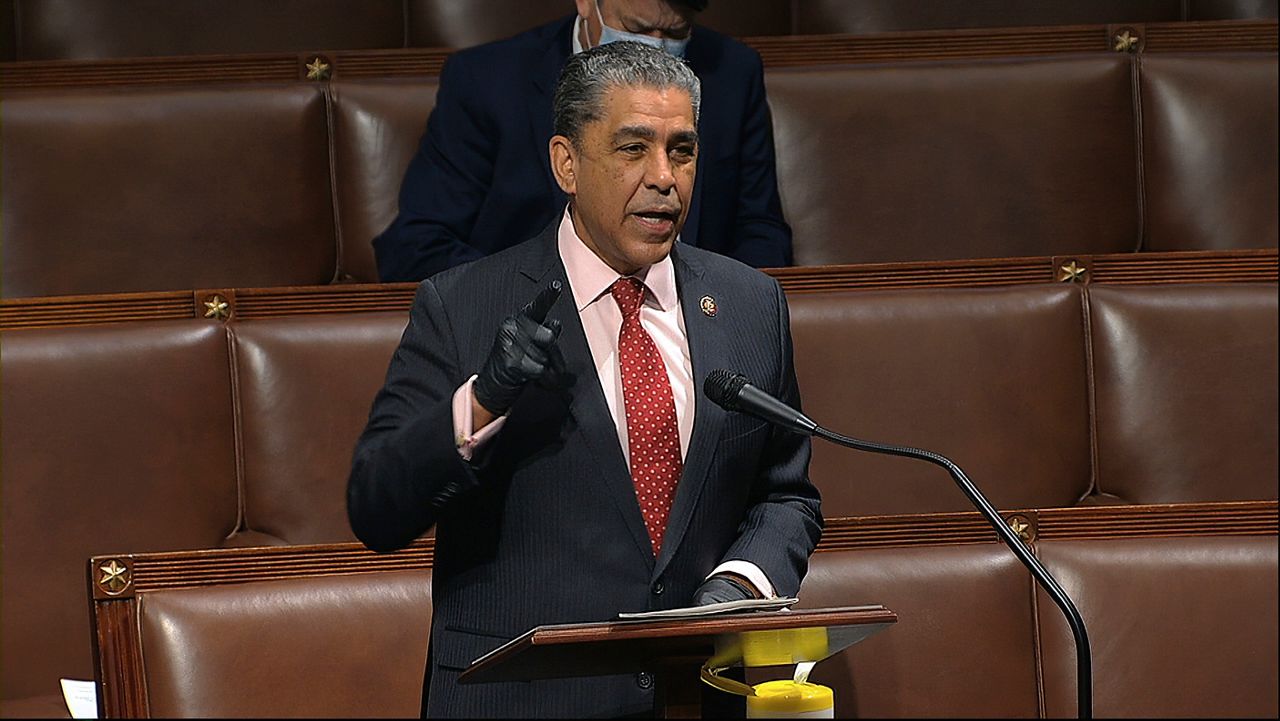 Espaillat denuncia precios “exorbitantes” en vuelos tras tragedia en Jet Set