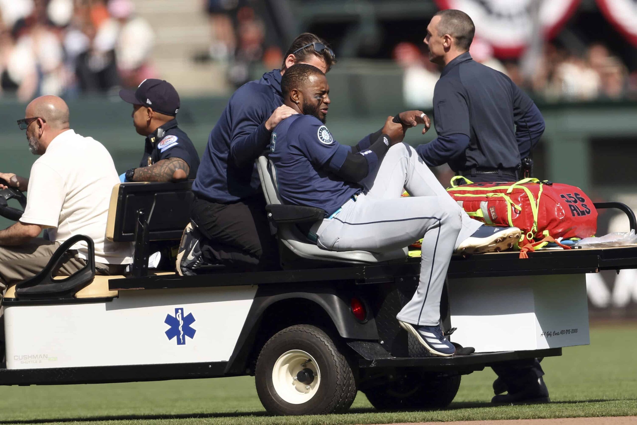 Dominicano Víctor Robles se lesiona tras atrapada en partido Seattle contra Gigantes