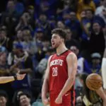 Stephen Curry fue limitado a solo tres puntos ante una defensa solida de los Rockets
