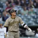 Machado la saca del diamante pero los Atléticos ganan el partido; Tatis Jr. salió por aparente lesión