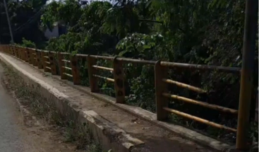 Ciudadanos de Higüey reportan mal estado de barandas del puente sobre el río Chavón