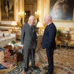 El rey Carlos III viste con corbata negra en muestra de respeto por muerte del papa Francisco
