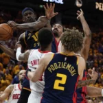 Butler regresa tras lesión y lidera a Warriors sobre Rockets para poner la serie a su favor 3-1