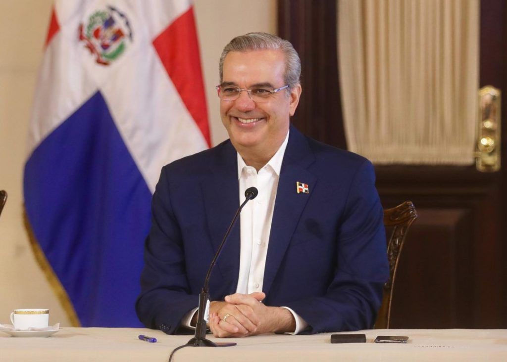 Abinader felicita a los periodistas y reafirma su compromiso con la libertad de prensa