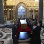 Papa Francisco es sepultado en ceremonia solemne junto al camarlengo y sus familiares