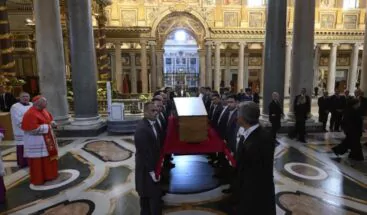 Papa Francisco es sepultado en ceremonia solemne junto al camarlengo y sus familiares