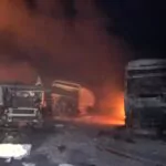 Alrededor de 38 muertos y más de 100 heridos en bombardeo de EE.UU. a puerto usado por hutíes