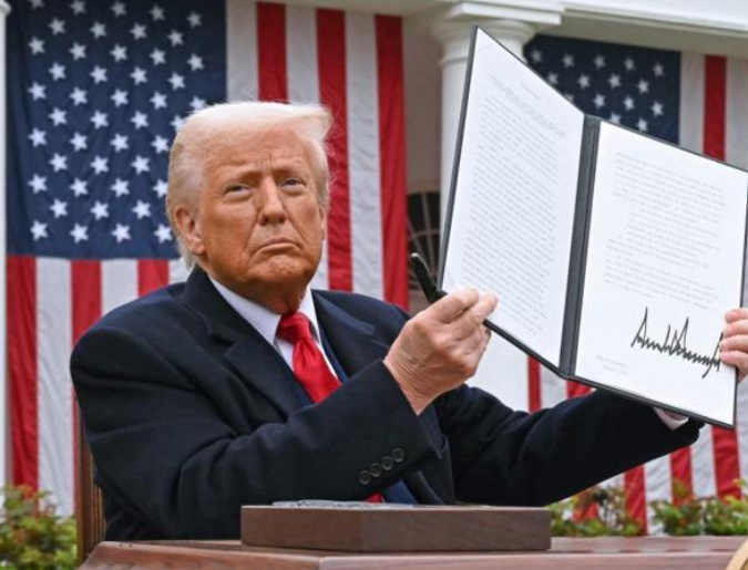 Arancel mínimo del 10% impuesto por Trump al comercio global entra en vigor este sábado