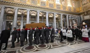 Francisco, el papa del pueblo, descanza en su última morada