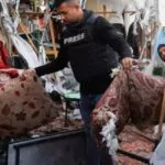 Periodista palestino muere calcinado tras ataque israelí a tienda de campaña en Jan Yunis